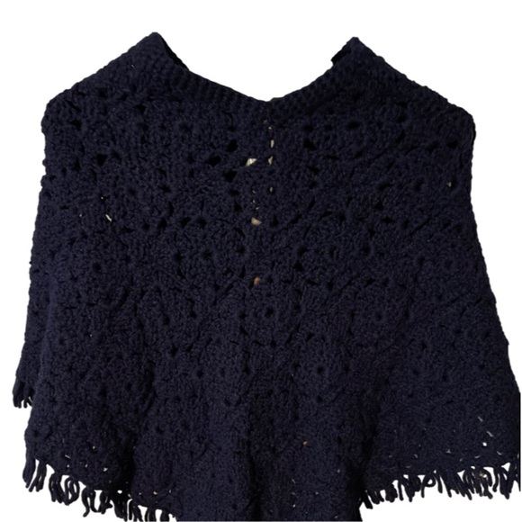 Small hand made navy blue crocheted poncho shrug with fringe - Picture 7 of 10